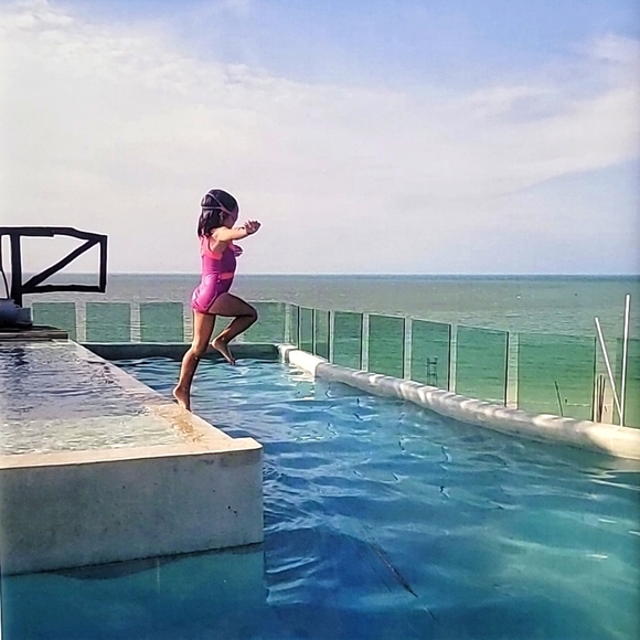 Meet your Posher, Kelly - Picture 1 of 2